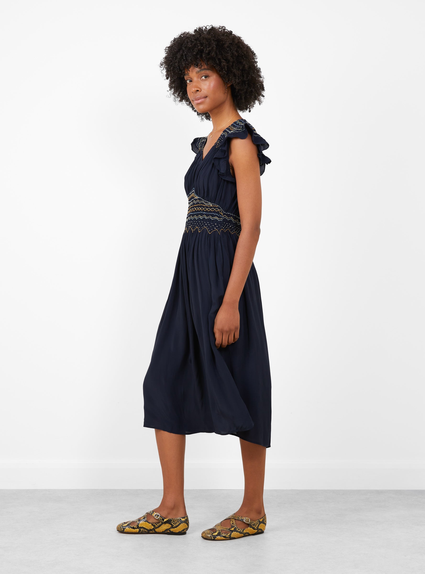 Anthonia Smocking Puff Sleeve Dress Navy-Navy-Sea(model side) at Couverture & The Garbstore [pos:2.jpg]