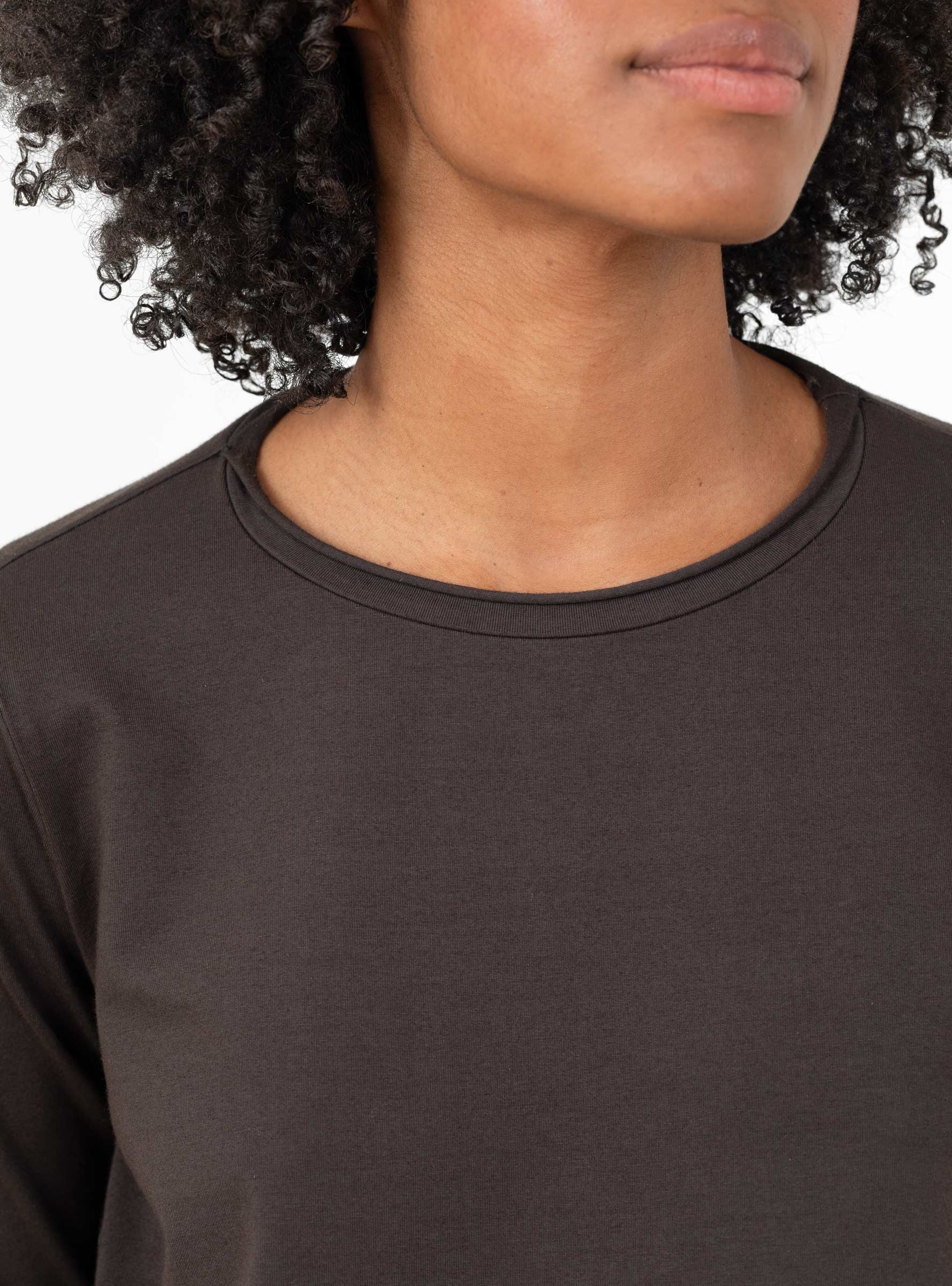 Maglia Jeppe T-Shirt Cacao Cacao LABO ART (collar close up) at Couverture & The Garbstore