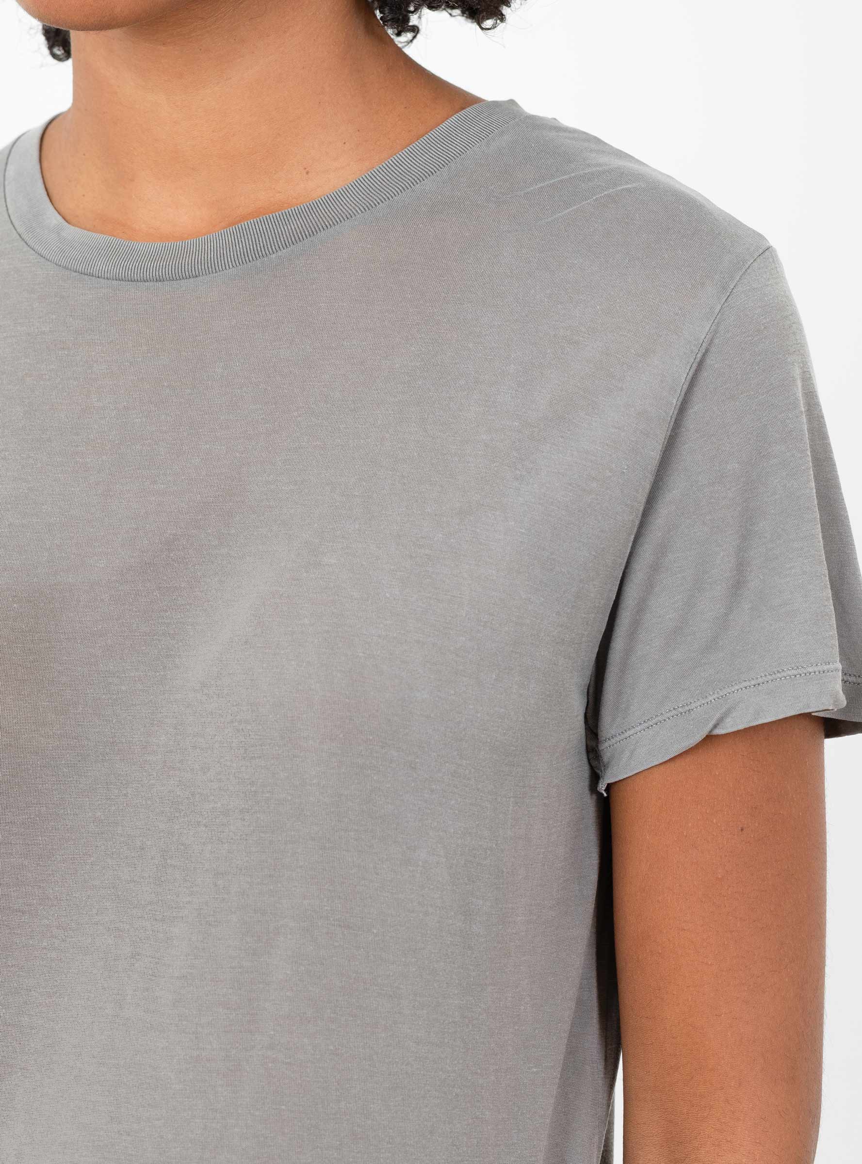 Tee Shirt Gilda Grey Gilda Grey Baserange (model close up) at Couverture & The Garbstore