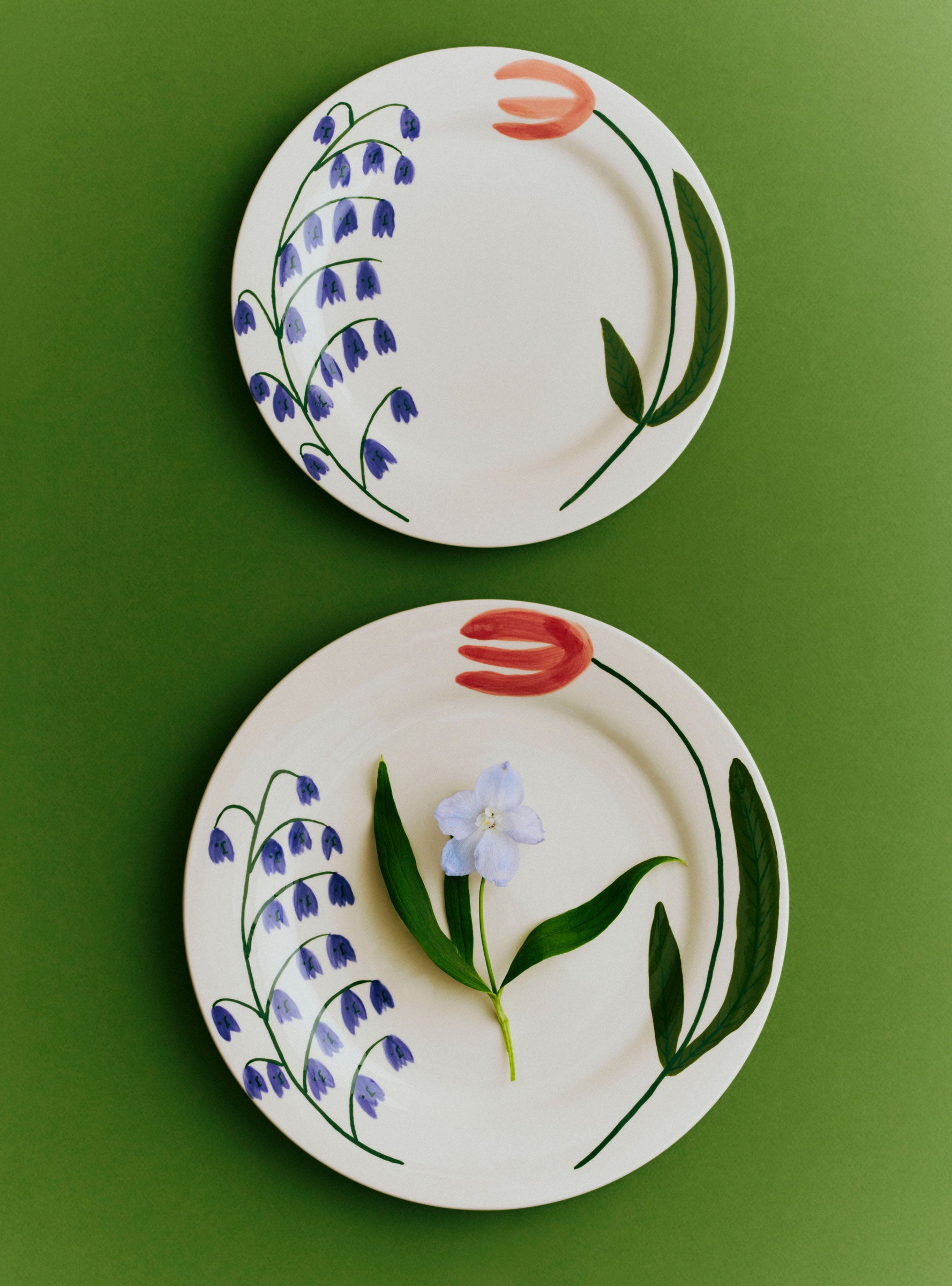 La Pittura Klokkeblomst plate 28cm Klokkeblomst Hay (pair shot) at Couverture & The Garbstore